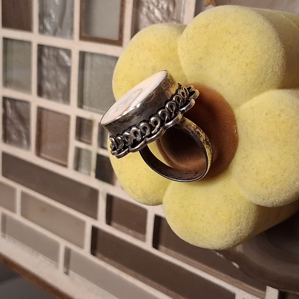 Vintage Elegant White Shell Ring - Picture 4 of 7